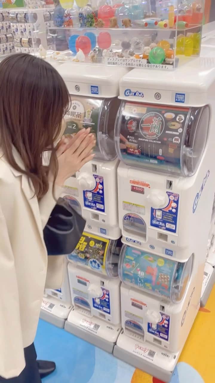 桃咲まゆのインスタグラム：「-  なんの編集もなしでごめんなさい。笑  一蘭大好きなので 一蘭のガチャガチャはスルーできひん(エセにも程がある)  狙ってるやつ当たらなかったけど レアなたまごがはいってた！やったあ 🥚  動画見てて思ったけど 「これ」じゃなくてちゃんと口で説明しないさいヨ 何年この仕事やってんのヨ  #一蘭 #ガチャガチャ」