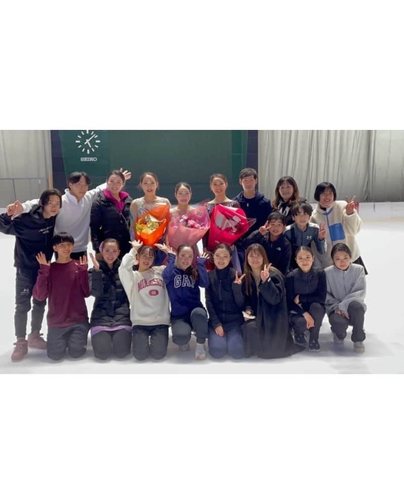 竹野比奈のインスタグラム：「みんなと🫶🏻  #エキシビだけどローズ‼︎って叫び声しっかり聞こえた笑 #EX曲はthe roseだからあり🫶🏻」
