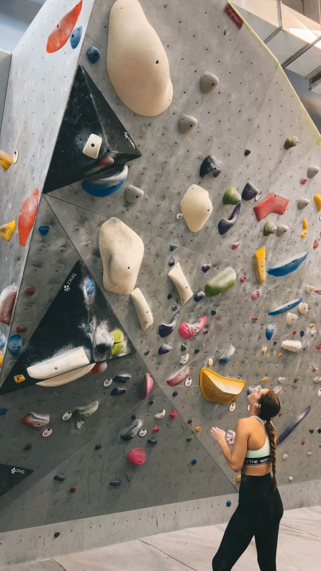 マーゴ・ヘイズのインスタグラム：「how we do it 🪩 hangboard warmup + fun boulders  .  @thenorthface @thenorthface_climb @petzl_official @lasportivana @frictionlabs」