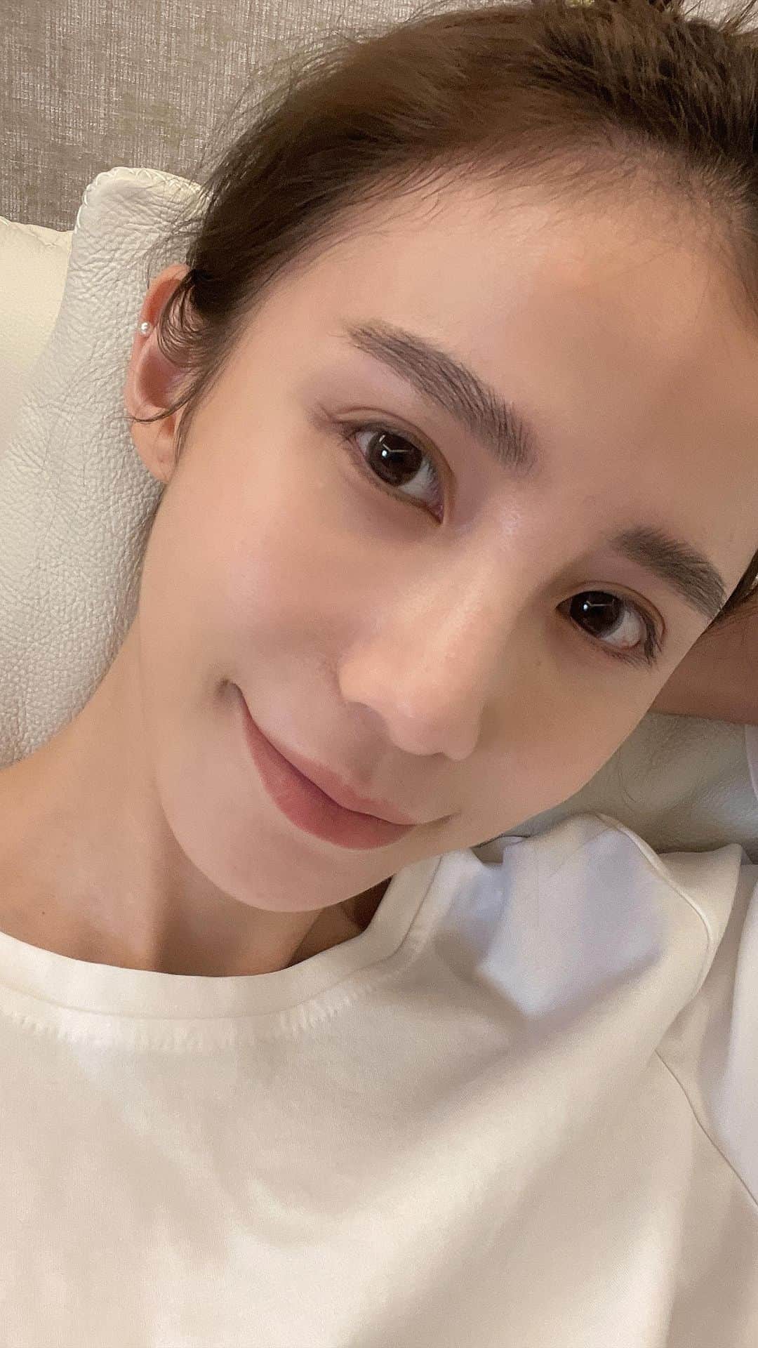 チャン・チュンニンのインスタグラム：「CurrentBody Skin LED光療面膜儀 是一款結合抗衰老的紅光和紅外線技術的美容儀器 每天晚上洗完臉後戴上10分鐘 包覆效果很好 時間到自動會斷電 然後再接續平常的保養步驟  認真每天使用真的肌膚代謝能力明顯變好  前陣子幾顆痘疤退紅比以往快很多  偶爾工作前一天我會搭配他們的面膜一起  皮膚會很透亮 但這面膜材質像果凍一樣滑來滑去  太大力會不小心破掉 需要小心一點😂  從底妝品的改變 加上多了些保養步驟  對於膚質的提升 真的非常有感」