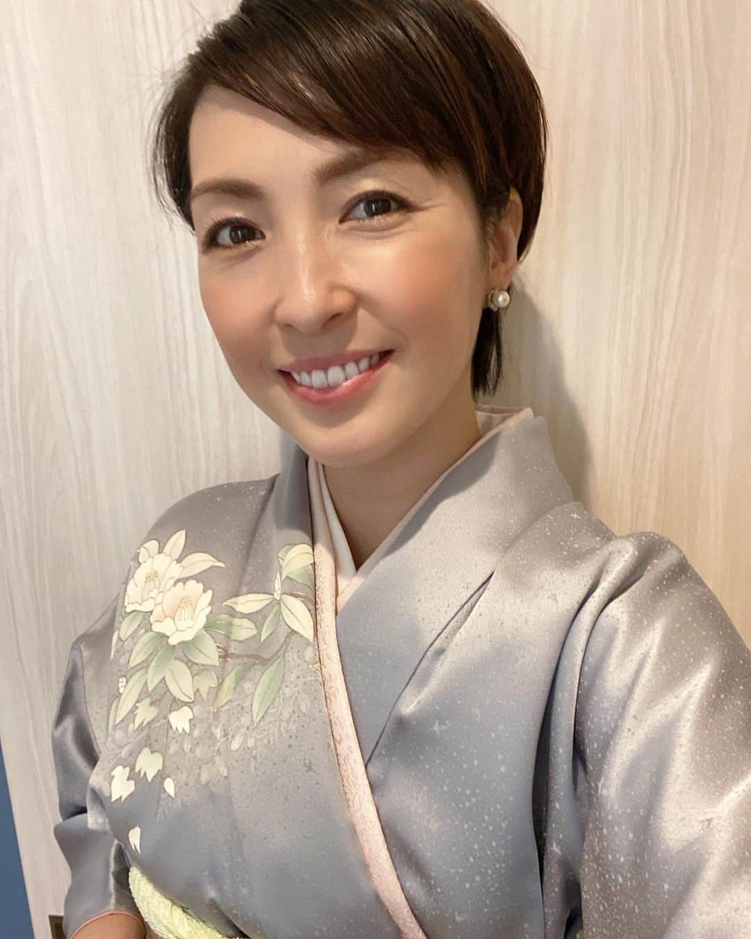 蒲生麻由さんのインスタグラム写真 - (蒲生麻由Instagram)「本日また１つ歳を重ねて、 41歳になりました🌸  昨日の息子の卒園式で、完全燃焼し、 今日は特に誕生日感もない1日を過ごしました😅  写真も一枚も撮らずだったので、 昨日のお着物の写真で📸  あっという間に成長していく 息子達。 やっちゃ盛りで、鬼のように 叱ってばかりの毎日ですが、過ぎてみれば、 『あの時が1番可愛かったなぁ』 なんて思う日が来るんだろうな…と。 最近つくづく感じています。  今ある幸せ、今の日常を大切にしつつ、 1日1日学び、成長し続けて、 未来に繋げていきたいと思っています🌼💕  今年1年も、皆様どうぞよろしくお願い致します🌸  #mamalife #育児 #6歳3歳ママ  #男児育児 #明日はおこらないぞ  #誕生日 #birthday #happybirthdaytome #41歳 #41thbirthday」3月16日 23時55分 - mayugamo_lamana