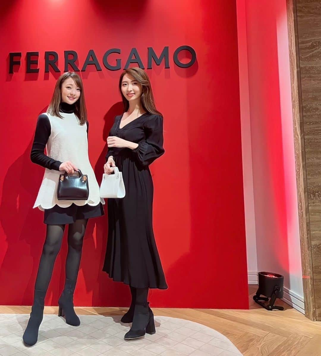 安藤麻貴のインスタグラム：「FERRAGAMO銀座本店で行われた2023SSコレクションにご招待頂いてお邪魔してきました☺️  新クリエイティブ・ディレクター、マクシミリアン・デイヴィス氏のファーストシーズンということで、店舗も真っ赤に一掃されて雰囲気がガラリと変わっていました☺️  NEWガンチーニ軽くて斜めがけできるから、ベビ追いかけながらでも使えそうな良き良きアイテムでした🥺 私が持ってるアンティークガンチーニ、昨日ベビさんにガリっとやられてしまったんだけど担当の方に修理の相談をさせて頂いたり、イベント内でも意外とゆっくりお話できて有意義な時間を過ごせました☺️  一緒に行ってくれたえなーるとも沢山お話できて嬉しかったぁ🥺❤️  なによりもモデルさん達のスタイルの良さに沢山刺激を頂いたので、頑張って体型戻さなくちゃ🥺✨  素敵な時間をありがとうございました☺️  #ferragamo #ferragamo23ss #フェラガモ #フェラガモ銀座 #ガンチーニ」