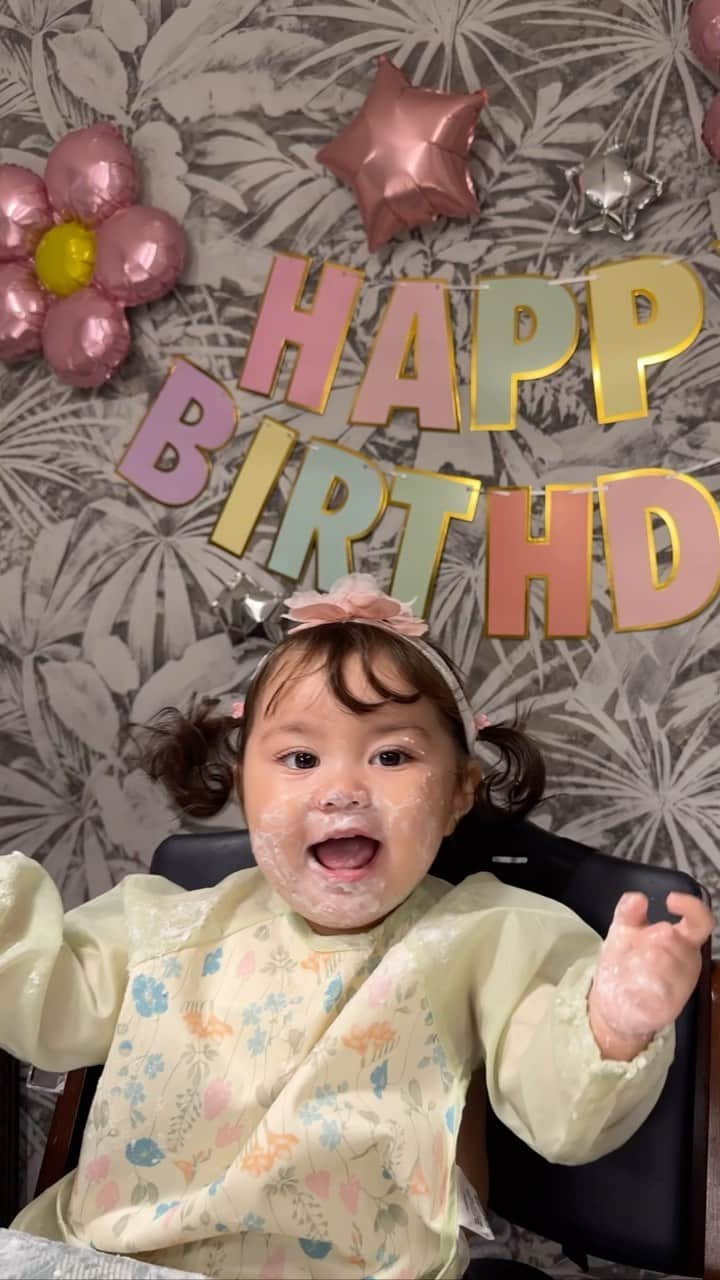 ノウィキ茉莉のインスタグラム：「Happy 1st Birthday Rika 🥳 (January 3rd • 1月3日)  お誕生日ケーキを作って、 リカちゃんにプレゼントしました🎂  笑顔で食べてくれると想像していたけど… なんと大泣き🤣🤣  どうしても初めて見るものは怖いみたいだね🥺  少し慣れてくると、 もう止まらなくなって ホールケーキの半分食べました😳  止めなければ 多分全部食べてたかも😇笑  最後は笑顔で 満足してくれたお誕生日ケーキでした😊  後ほどベビー用ケーキの作り方の動画をアップしますので 良かったら見てみてください〜🥰  Rika is scared of her birthday cake that I made for her🤣  It just took some time for her to get used to it and shortly after, she was nonstop eating 🤣🤣  I stopped her after she ate half of the whole cake, but if I didn’t she probably would’ve finished the whole thing 😳  Glad she enjoyed it ☺️💕 Happy birthday baby girl!  #でぶちん #食いしん坊 #大食いベビー #1歳誕生日ケーキ #1歳誕生日 #1月生まれ #birthdaycake #1yearold #babybirthday  #手作りケーキ」