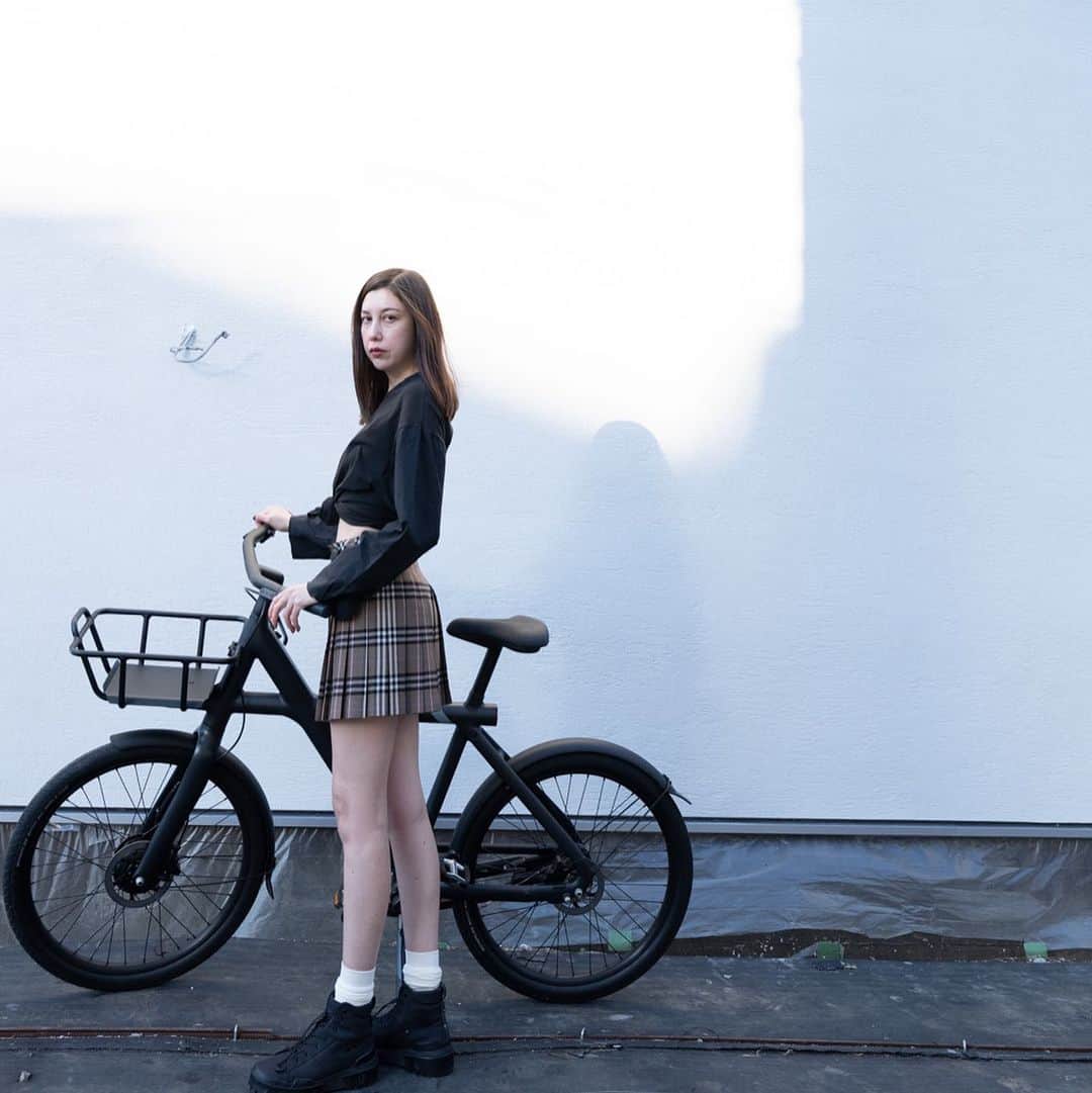 北野美奈のインスタグラム：「night and day with @diana__chiaki___  @vanmoof  @burberry  #bicycle  #DC #」