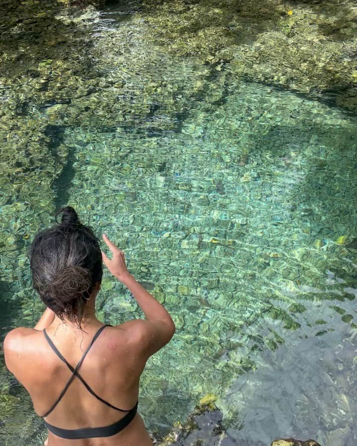 渋木さやかのインスタグラム：「【比較してしまうこと】  ⠀ 　卒園式ごろ、他のお友達とドングリを比較する機会が増えて、のんびりやさんのドングリにイライラをぶつけて叱ることが多かったわたし。  ⠀ 　旅に出ると、この子の成長だけを見ることができる。たった数日だけど、ドングリの存在や個性としっかり向き合うことができる。出来ない部分にフォーカスしていた意識が広がって、出来ることや出来ないこと自体の違い、境界線が曖昧になってくる。すると、全体的に気にならなくなる。😂「ま、いっか」ってことになる。  ⠀ ⠀ 旅では自然に身を任せるのがいい、という自然派なわけではなく、気持ちはハーフ＆ハーフ。サーフィンしたい夫に任せると、自然児みたいな旅になるだけ。今もヤモリのフンだらけ、アリさんが大量に横切るベッドの上。蚊にエグいぐらい刺される毎日。これはこれで楽しいし、洋服が底をつき、2周目に入っても気にしなくなる。(ドングリがちょっと濡れた犬の匂いになってるけど) ある意味、今までの日常の悩みが非日常になっていき、大げさだけど、視野が広がり世界が広がる気がする。  ⠀ 　ちなみに私はヨーロッパの建物を見たり、街並みをゆっくり歩いたり…またはインドでヨガ漬けの日々を過ごしたい。その旅を夫にプレゼンしたら、「いいじゃん、ドングリと行って来なよ」って、江ノ島水族館ぐらいのノリで言われた。しかも2人旅になってるし。  ⠀ 　 　そうそう、あとね…「ママもさ、子供を育てるって初めてだからさ、中々うまくいかないことも多くてさ。イライラしちゃったり、怒ってばかりでごめんね。」って、ドングリに言うと  ⠀ 「いいよ。大丈夫。仲直りしよっか？」って、いつも言ってくれる。そんな時いつも「神さまありがとうございます」って気持ちになるし、この人の中に真理が見えるんだよね。インドの神様も好きで、ドングリはクリスチャンの小学校で、お寺でヨガもやるような無宗教のクセに。  ⠀  ⠀#ヨガメモbysaya  #ドングリtrip  ⠀」