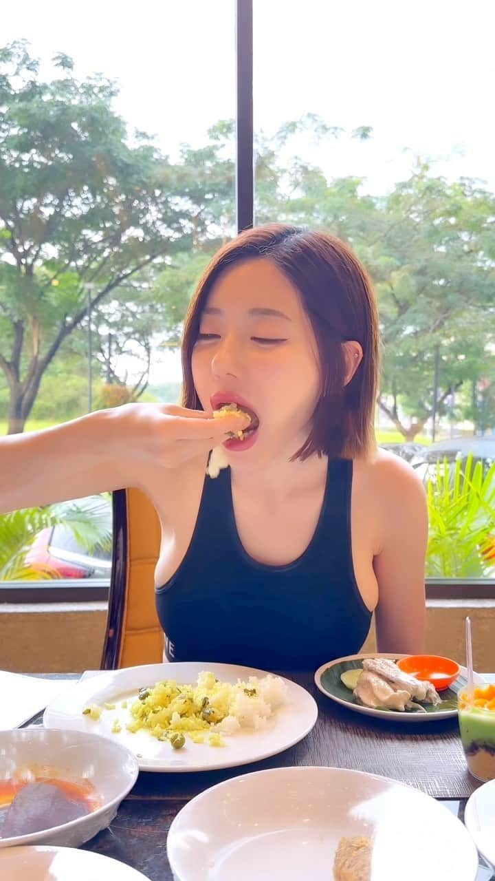 Dj Sodaのインスタグラム：「뜯으면 바로 돈을 내야하는 인도네시아 전통 음식이에요!!😋#MasakanPadang All you have to do is unwrap a food that you want to eat. You only have to pay for the food that you‘ve wrapped off.🥰🥰」