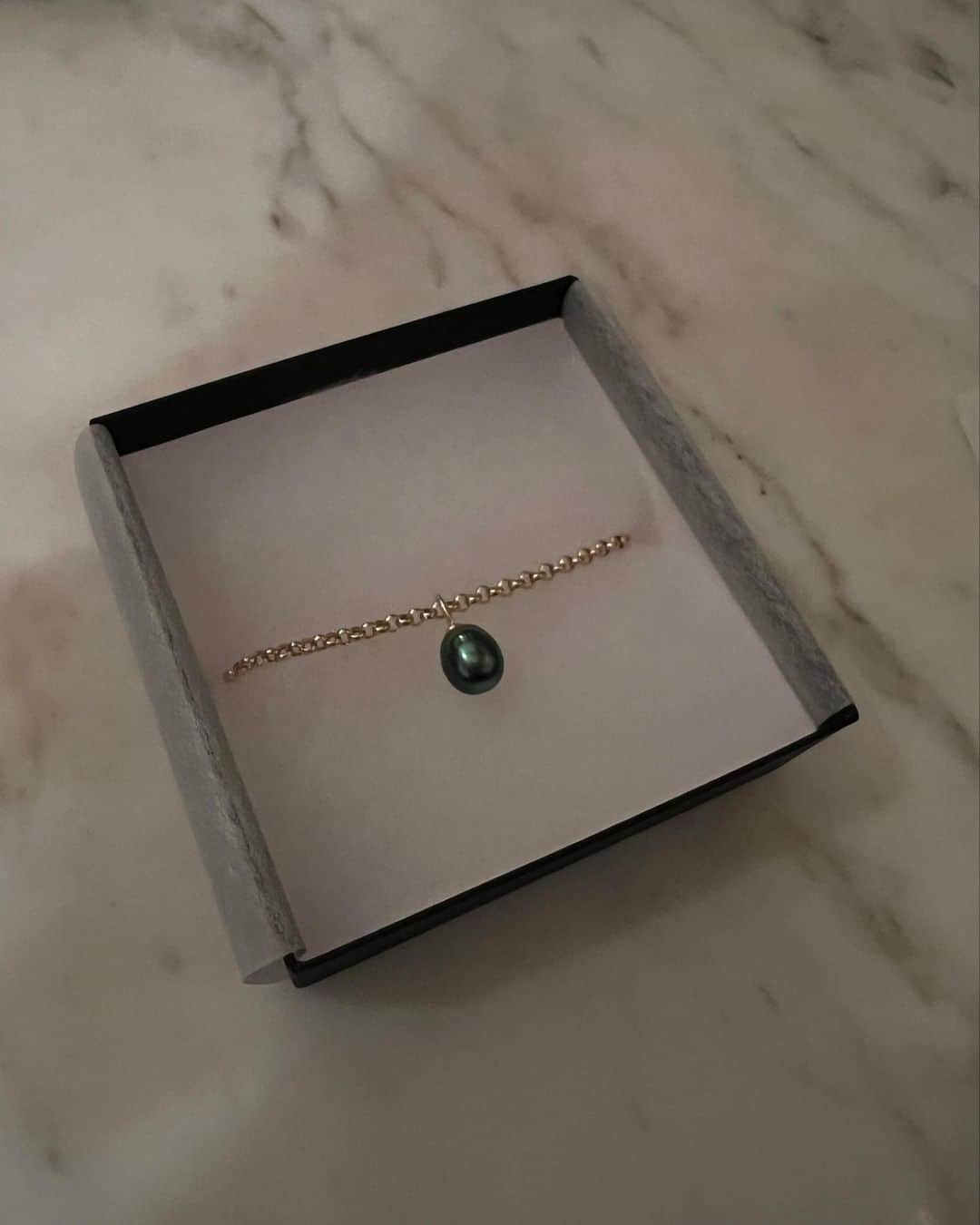 Yoi Jewelry brandのインスタグラム：「🦚🪺 Soucie Bracelet K18YG Black pearl charm South Sea Pearl  ----------------------」