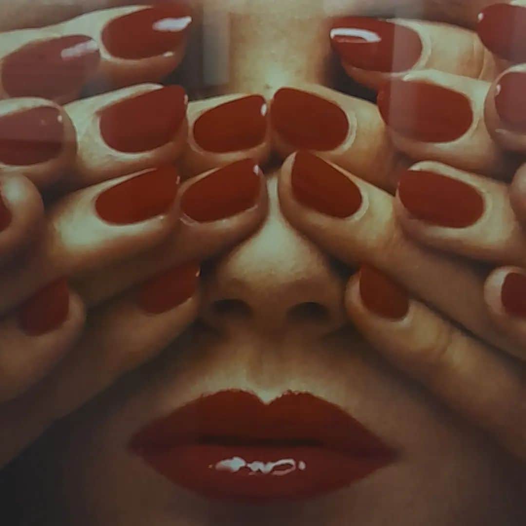 のインスタグラム：「Guy Bourdin at Armani silos.An amazing exhibition cannot be missed from fashion lovers. Great picture of overlapping fingers#armanisilos #guybourdin #fashionlovers」