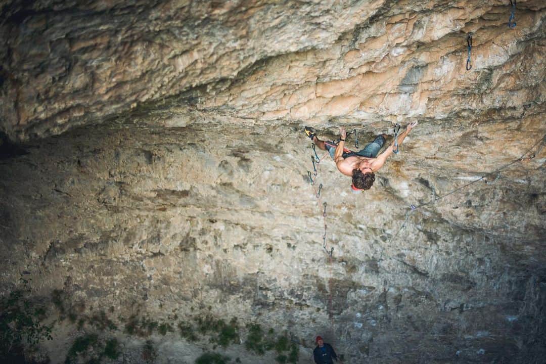 ジョー・キンダーのインスタグラム：「Fat Camp, 5.14c/d, Rifle, CO ⭐️⭐️⭐️⭐️⭐️  One of my favorite FA’s and one that stood as a testament to Rifle’s latest development. I’m proud to have taken Rifle a step further in difficulty over the years as that place is just as much a part of me as I’m a part of it. I’ve learned some wild beta there and had some of my best climbing memories as well.  Locals doubted that they were holds, but I knew I saw the features from the ground and while lowering from its neighboring routes.  So I bolted up out the cave one day and then spent 10 days to cleaning it. Hammering choss, brushing gravel, sand, dust and redirecting the line. I get a tad OCD when it comes to my routes as I want them to be enjoyable to work, dog on, climb sections and send. My work is for you at the end of the day. Not me.   When the cleaning was done I opened it up and the strong guys went at it!   “An instant classic in one of the country’s most famous caves. Fat Camp has everything that rifle can offer and is surely one of the best hard routes in the canyon.”  - Matty Hong (@honngy), FA  📷 @francoislebeau」