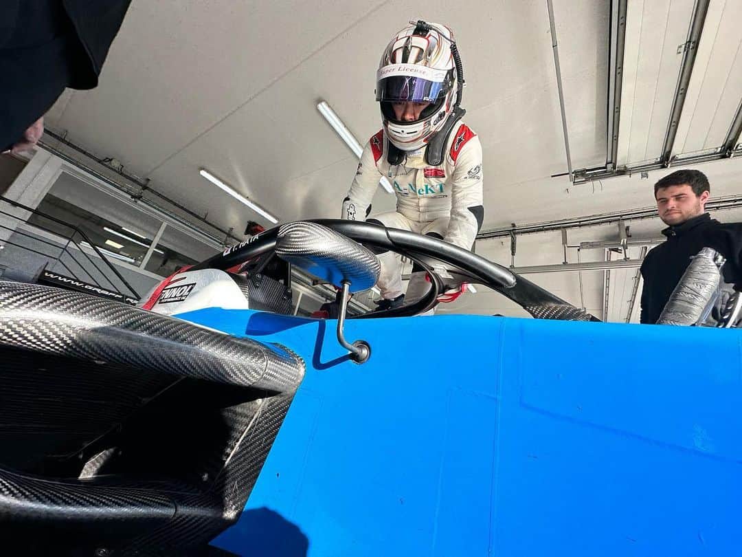 のインスタグラム：「今回の旅フランス。 ジェントルマンドライバーの畑選手の帯同で南仏のPaul Ricardまでテストをしに来ました。 車両は、Tatuus社製のFormula Regional。 畑選手が、約10年前にレースをスタートし、夢に見たヨーロッパのグランプリサーキットでの走行。 フランスのチームにお願いをし、テストの機会をいただきました。 風が強かったものの、南仏らしい素晴らしい天候の中、ジェントルマンドライバーの夢を一つ叶える事のお手伝いができ、素晴らしい時間を共にしました。これから、畑選手はスパやバルセロナなど、他のグランプリサーキットを走り、ヨーロッパでレースをするのが次の目標になったそうです。 こうやって、新たな目標ができレーシングカーを乗る事で楽しんでくださるジェントルマンドライバーが1人でも増え、私の強みである海外レースのお手伝いをする事は本当にお手伝いをしている側もワクワクします。 もし、自分もヨーロッパで走りたい！けど、どーしたらいいか分からない人がいましたらDMでも下さい。 お手伝い致します。 #自分の夢をカタチに  #自分の夢は自分で掴む  #paulricardcircuit」
