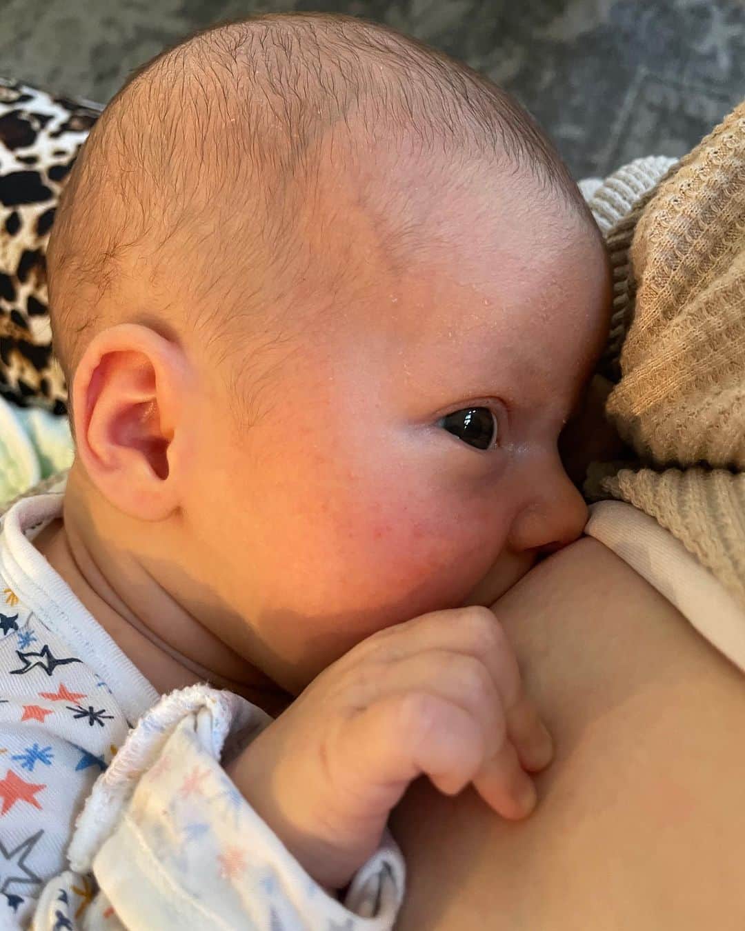 メリッサ・フランクリンのインスタグラム：「From one of our first times breastfeeding, to 19 months and five days later to our last.   Baby girl, thank you for this journey. Thank you for figuring it out with me, for your patience, for your time and your trust. Thank you for loving me so well and for giving me strength when I needed it most.   Watching you grow up is the joy of mine and daddy’s life. I am so proud of both you and me for the last 19 months. Thank you for every minute Cait Cait💕」