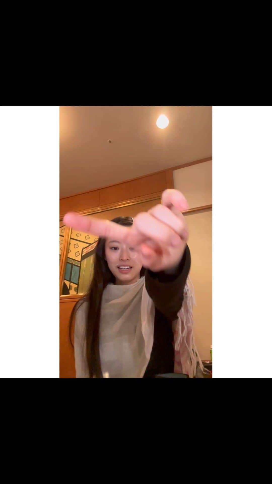 のインスタグラム：「. ヘアメイクが完成するまで😊（リップ以外）  まつ毛は時間かけてます。 集中しすぎて口がぽかーんってなります 笑」