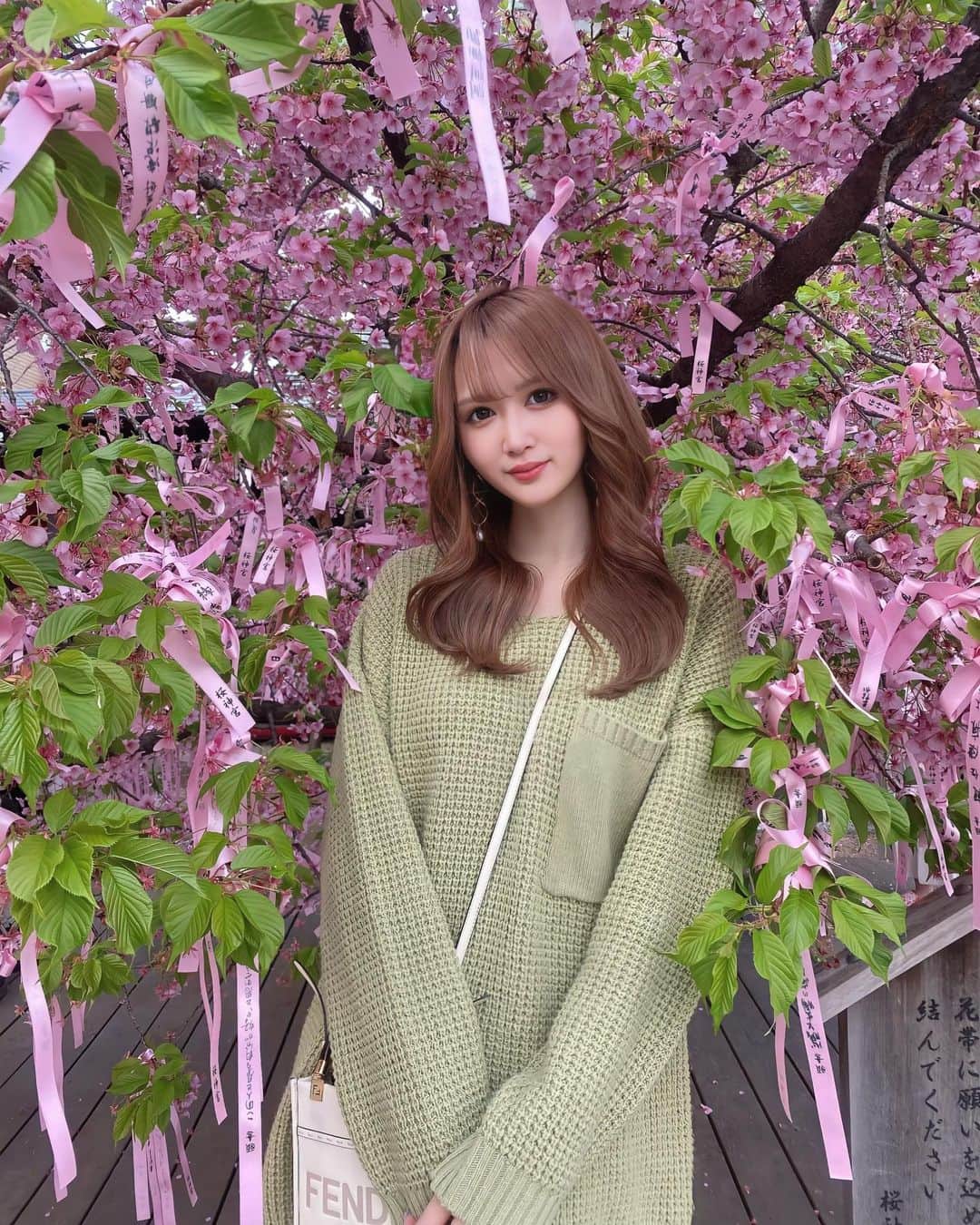 長沼まゆのインスタグラム：「remini使うと画質がよい✌️  #桜神宮#お花見#花見スポット#桜新町#河津桜#お花見コーデ#ワンホンヘア#中華メイク」