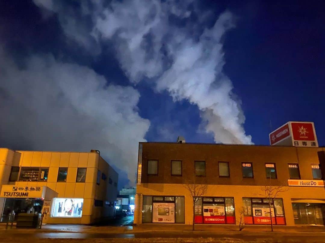 村本大輔さんのインスタグラム写真 - (村本大輔Instagram)「北海道　苫小牧　  苫小牧な大きな工場があってその工場の煙が雲か。大きい煙？雲？が好き。どっちだろうと。」3月17日 0時52分 - muramotodaisuke1125
