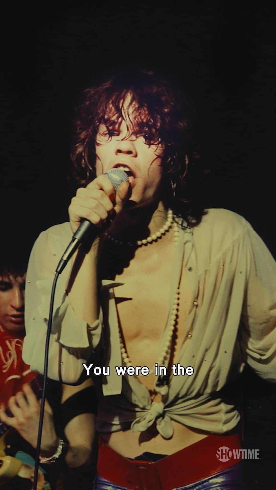 マーティン・スコセッシのインスタグラム：「A testament to New York and an artist that nobody could define. From Directors Martin Scorsese and David Tedeschi, #PersonalityCrisis: One Night Only, follows the life and musical transformations of the #NewYorkDolls frontman, David Johansen during his wildly entertaining performance at the Café Carlyle. Streaming April 14 on @Showtime.」