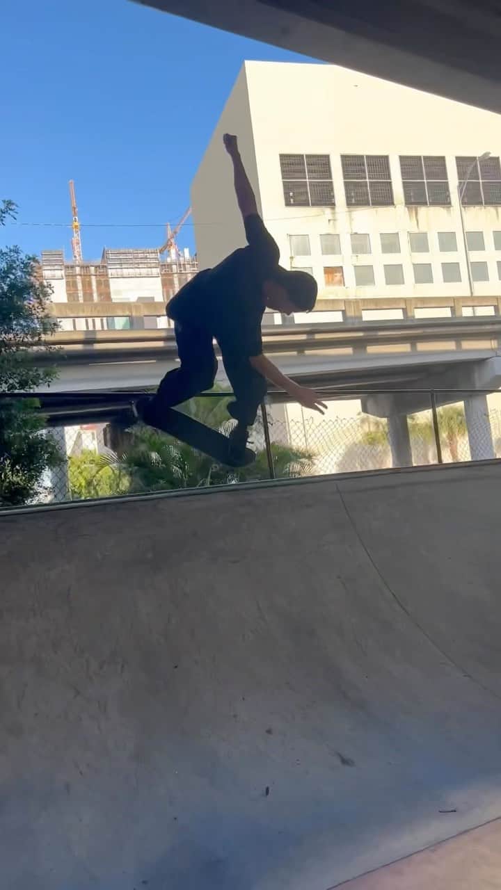 ジェイク・イラーディのインスタグラム：「Lot 11 pull up 🌴✨ @rockstarenergy  #rockstarenergy  📲 @noahnagaro」