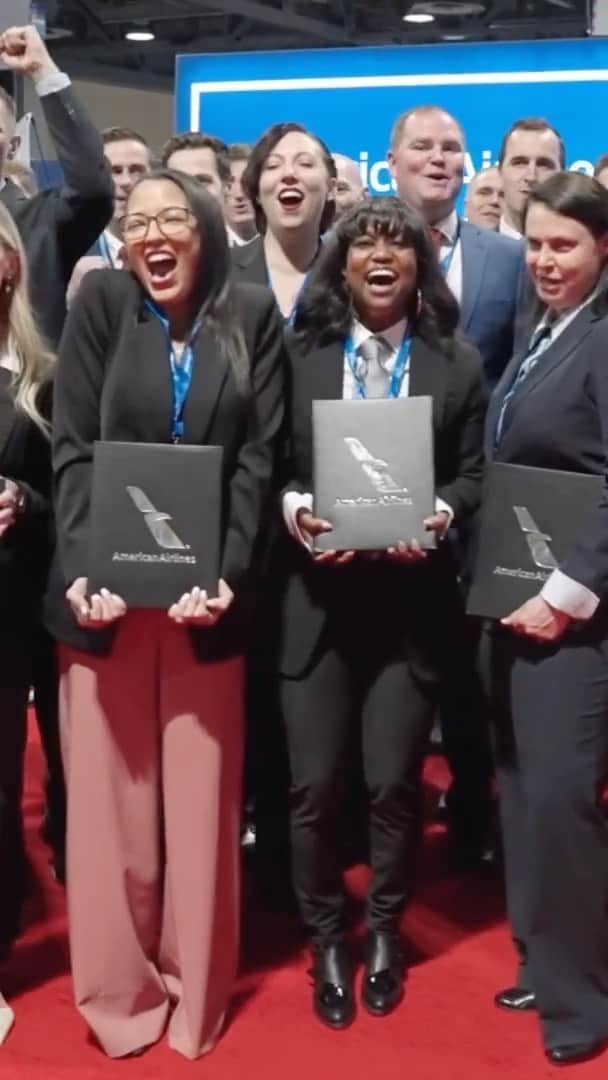 アメリカン航空のインスタグラム：「Who flies the world? Girls! 🛩️ History is in the making at this year’s @womeninaviation International Conference as we welcomed the first female American Airlines Cadet Academy graduates into our mainline #AATeam flight deck. Check out the link in bio for the full scoop.」
