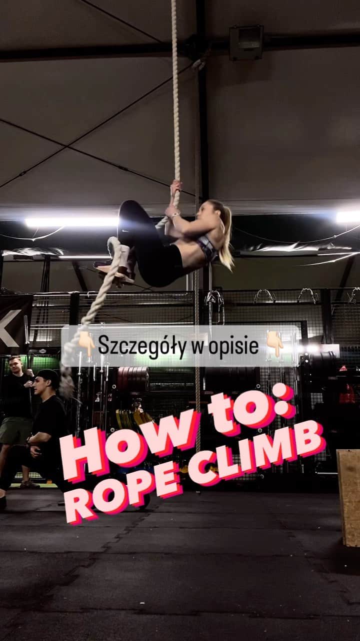 アガタ・フォルカシェブイチのインスタグラム：「Czy przychodząc na WOD i widząc rope climb na tablicy oblewają Cię zimne poty? Czy Twoim marzeniem jest w końcu nauczyć się wchodzić na linę? Zapraszam do zapoznania się z moim instruktażem:   🔺 Najważniejszą i podstawową umiejętnością ułatwiającą wejście na linę jest utworzenie ze stóp "schodka"!  🔺 Wierzchnią częścią jednej stopy dotknij linę, a drugą "zagarnij" linę pod spód od drugiej strony 🔺 Wyćwicz ten ruch np. siedząc na boxie, jak możesz zaobserwować na rolce 🔺 Kiedy stopy będą tworzyć "schodek" automatycznie, spróbuj powtórzyć to zawisając na linie 🔺 Opanowane? Teraz wchodząc na linę staraj się przyciągać "schodek" mięśniami brzucha jak najwyżej, dzięki czemu, prostując nogi, ręce będą wspinać się w górę praktycznie bez wysiłku. Im wyżej przyciągniesz stopy, tym łatwiej i szybciej powędrujesz na górę 🔝  Przydało się? Zapisz i zaobserwuj po więcej!   #crossfit #tutorial #ropeclimb #climbingrope #ropeclimbs #crossfitopen #crossfitopen2023 #lina #gym #skill #trener #coach #athlete #fitness」