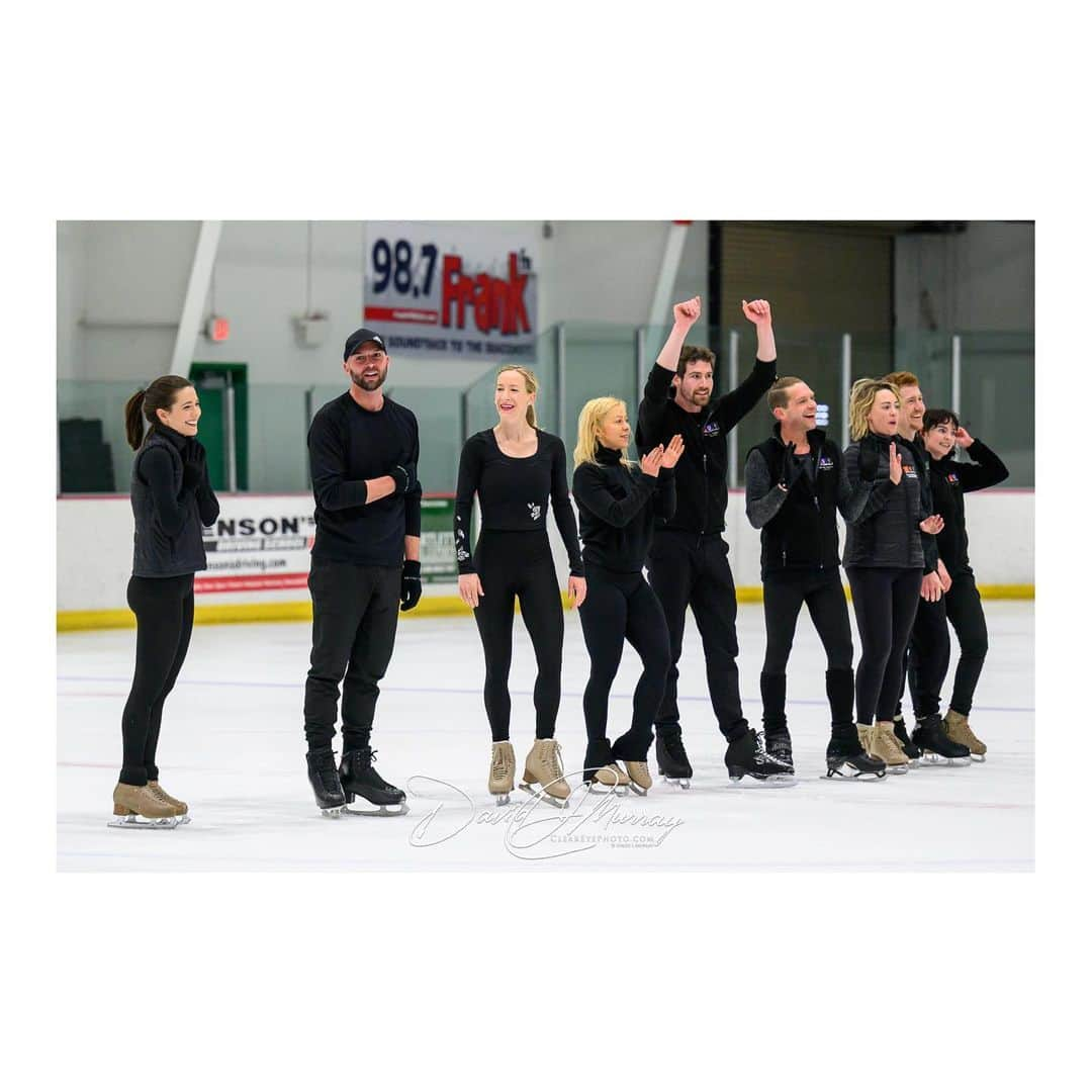 アリッサ・シズニーのインスタグラム：「So much love for this family ❤️   Come feel the love, we have three more shows this week: Tempe, AZ 3/17 Palm Springs 3/18 Los Angeles 3/19 Tickets at icedanceinternational.org  Photos: David Murray and Mark Walentiny」