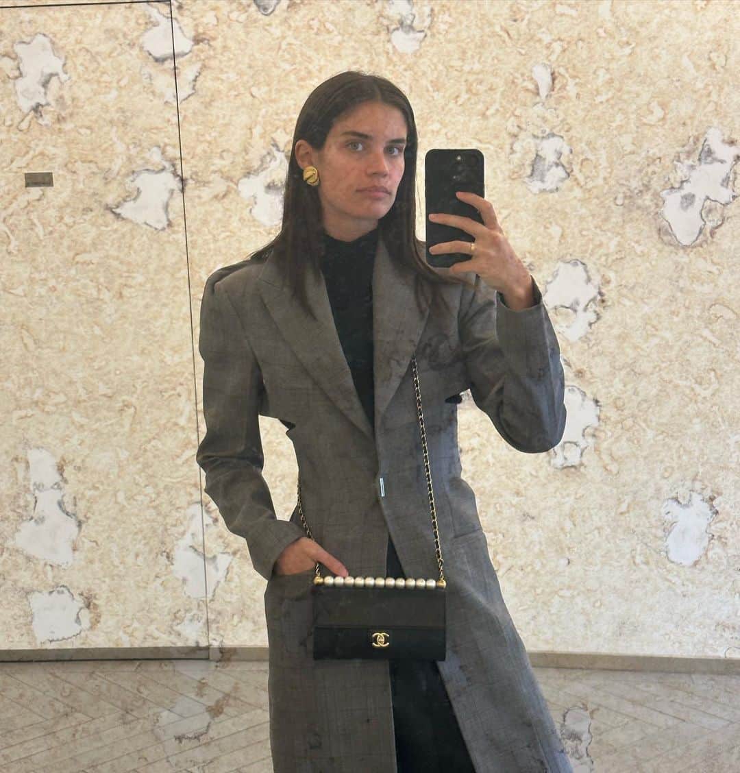 サラ・サンパイオのインスタグラム：「This coat 🥹」