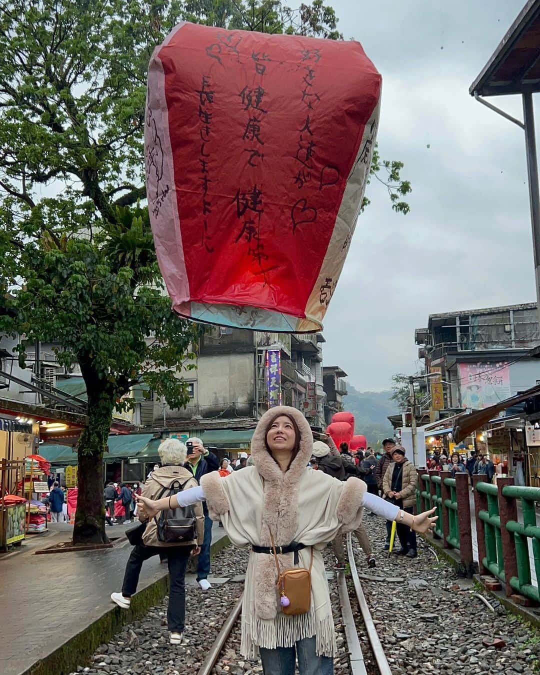 吉澤友貴さんのインスタグラム写真 - (吉澤友貴Instagram)「🇹🇼台湾🇹🇼 十份❤︎九份 十份ではみんなの幸せを願ってランタンを上げてきた🕯🙏🏻 十分の滝も行ってきたよ🏞  九份はちゃんと千と千尋の世界のようでした♨️🏮  今回の台湾旅行は 四日間しっかりYouTube撮影してきたのでVlogUP楽しみにしててください🇹🇼📹  まだユニバとディズニーの写真も載せきれてない〜 めちゃ写真沢山ある〜 投稿沢山してしまうと思うけどお付き合いくださいませ🙇‍♀️  #台湾#台湾旅行#台北#台北旅行#九份#十份#十份の滝#taiwan#taipei#千と千尋の神隠し#阿妹茶樓#」3月17日 1時19分 - yuki_yoshizawa_