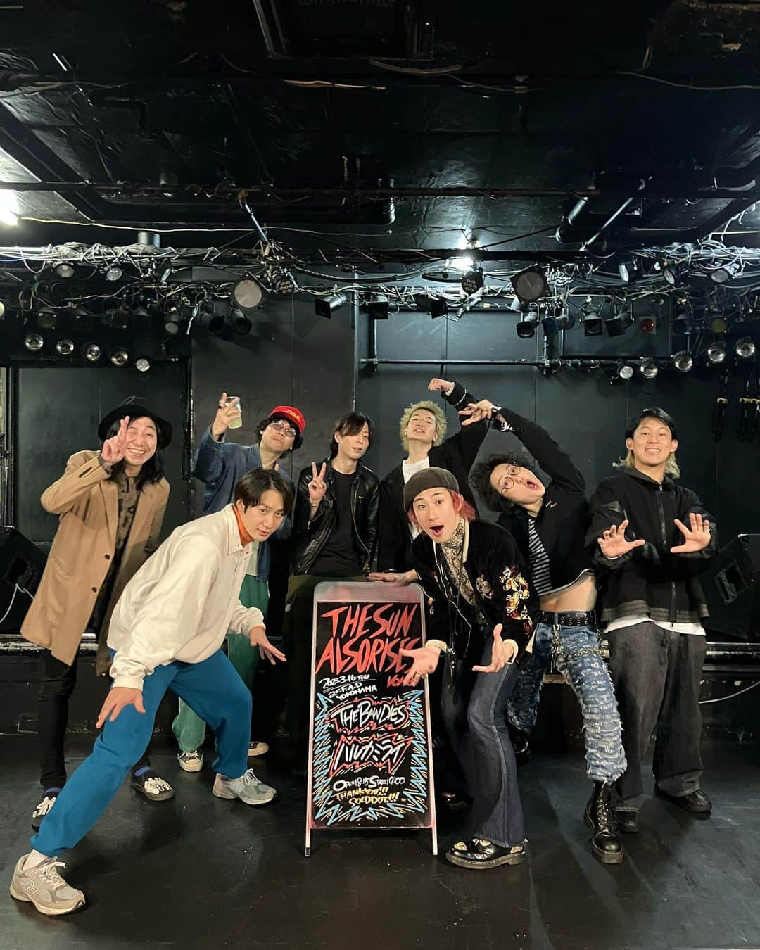 THE BAWDIESさんのインスタグラム写真 - (THE BAWDIESInstagram)「昨夜はF.A.D YOKOHAMAでハルカミライとの対バンでした！  ハルカミライとは2021年のSaucy Dog主催の日本武道館以来でした！  相変わらず熱々に真っ直ぐで、本当に気持ちが良いバンドだぜ！ そして、参加してくれた皆の熱気！俺たちの大好きなライヴハウスのあの熱気！ …戻ってきた！いや、掴んでもぎとって、取り返した！みたいな光景だった！感動したぁーーっ！ハルカミライ、参加してくれた皆、F.A.D YOKOHAMA！ありがとうございました！🔥絶対またやろう！  #bawdies #thebawdies #ハルカミライ #fadyokohama」3月17日 12時17分 - thebawdies