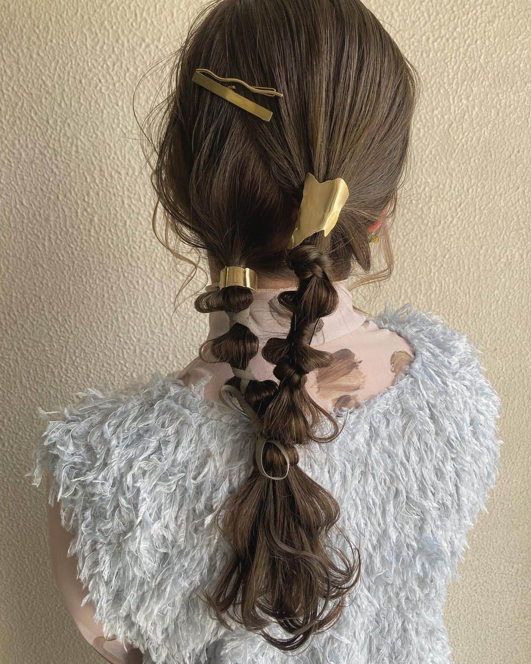 カワノ ヨウヘイのインスタグラム：「✴︎ ブリーチ無しで作るカーキグレージュ✨✨ ✴︎ 仕上げは大人ツイン編み✨ ✴︎ 完全にツインにするのは子供っぽくて抵抗がある方にもオススメのアレンジです✨ ✴︎ 少しタイトに作ってあげると崩れにくくておすすめです✨ ✴︎ ✴︎ ✴︎ @yuri_uoo  @miure__  ✴︎ #ヘアアレンジ#編みおろし#ヘアセット#結婚式アレンジ」