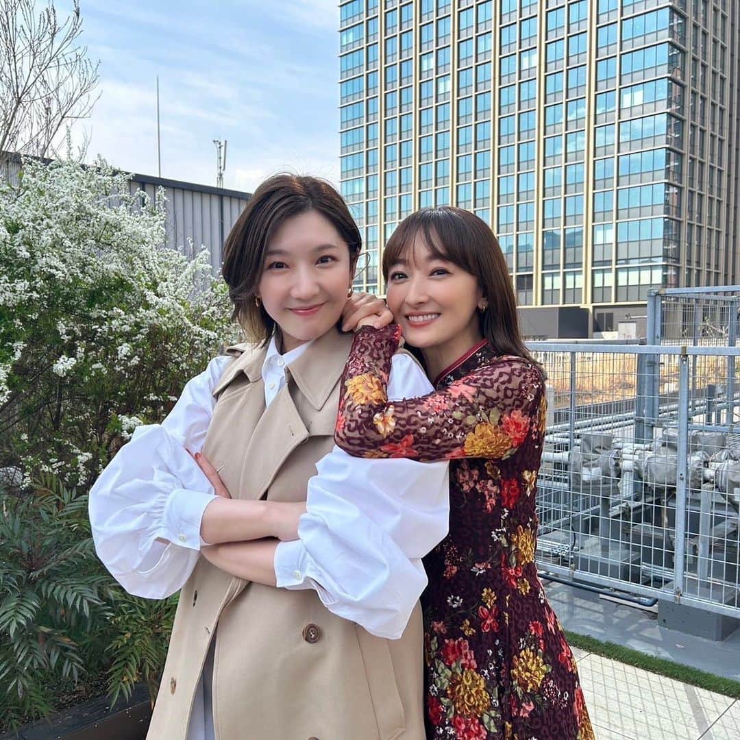 のインスタグラム：「⁡ ⁡ 再び可愛いが過ぎる花總まりさまをどうぞ。 ⁡ 昨日は早朝からスタジオ入りし、夕方まで「SUNNY」の取材でございました。 そして花總さんと、またまた爆笑しながらの楽しい取材でございました。 ⁡ キャスト・スタッフの皆様と共に、心温まるいい舞台になるよう努めて参りますので、是非足をお運び下さい！ ⁡ 今日取材をして頂いた媒体の詳細は、また改めてお知らせいたします。 ⁡ ⁡ #SUNNY #取材祭り #花總まり さん #瀬奈じゅん」