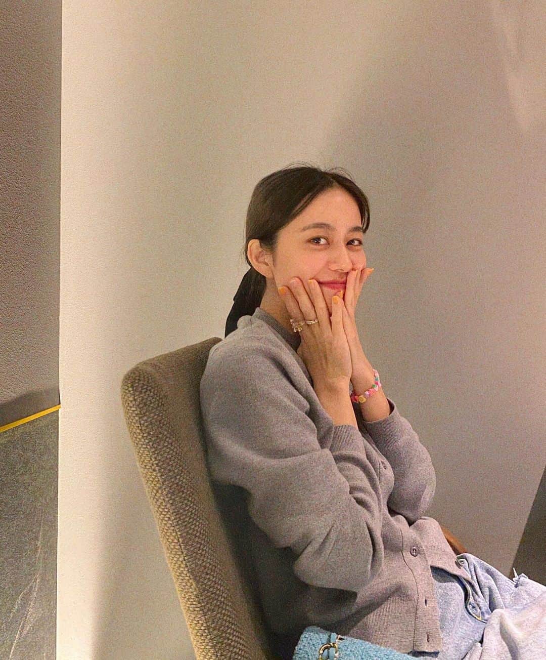 大見謝葉月のインスタグラム：「あったかくなったと思ったらまた寒いネ🧁🎀」