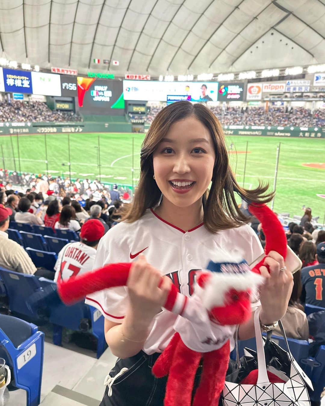 のインスタグラム：「WBC⚾️準々決勝イタリア戦をノリノリで観てきました〜❤️‍🔥  大谷翔平選手、ダルビッシュ有投手、ヌードバー選手とメジャーリーガーもたくさん見られた豪華すぎる夜でした🎇大谷選手のセーフティーバンドには会場もどよめき！ そして、ついに出た村上選手のタイムリーが超嬉しかった🥹村神様がお目覚めです🥹  エンゼルス大谷選手のユニフォーム着たSHO TIMEのサル、ずっと家に飾ってあったんですが、初めての大活躍でした🐒❤️かわい〜  #WBC #日本イタリア #GoodluckinMIAMI」