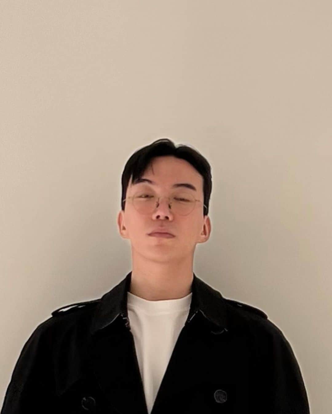 ト・サンウさんのインスタグラム写真 - (ト・サンウInstagram)「거참 햇살이 따숩네.. 🌞🧥」3月17日 11時55分 - sang_____w