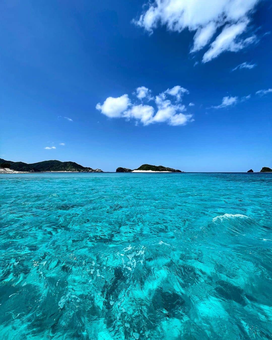 NAHOのインスタグラム：「#beautifulisland 🏝💙 . . . 美しいケラマブルー🌏💙 この座間味の海の世界をたくさんの方に知ってもらって✨ 心に残る楽しいシュノーケルツアーをご案内出来たらなと思ってます🐠💋 今年から始まるシュノーケルガイドのお仕事🤿♡ ずっと海がだーいすきで🏝💙 沖縄へ移住して、島に住むようになって、 海に関するお仕事に携われてすっごくわくわく♡ 好きな事を追いかけるのって毎日が楽しい幸せしかない💋 今年の夏はなほと一緒にぜひ✨ シュノーケルで海の中を旅しましょーうっ🐠🪸💓 座間味へ来られる方でシュノーケルツアー参加したい方は ぜひお気軽になほまでご連絡、DMしてくださいね🎶🌈 . . 💛💚HAPPY💚💛 . . . #NAHO #nature #photography #beachlife #blue #beautifulsea #okinawa #ZAMAMI #zamamiisland #沖縄 #座間味島 #沖縄移住 #島生活 #美しい海 #ケラマブルー #座間味 #シュノーケル #海が好き #海のある生活 #happylife」