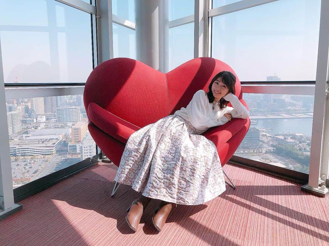 伊藤京子のインスタグラム：「.❤️ . ロケの合間に可愛いソファを見つけたのでつい🤭❤️❤️❤️ . . . . #ロケ#取材 #金曜日頑張りましょう🫶」