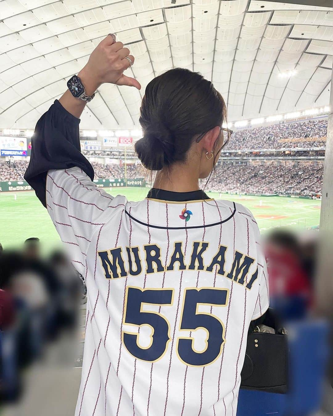 坪井ミサトさんのインスタグラム写真 - (坪井ミサトInstagram)「準決勝進出⚾️🔥  大谷選手の気迫のピッチング、 勝ちにこだわる気持ちのバント、 岡本選手の3ランHR！ みんなが嬉しい 村上選手のタイムリー！  球場の雰囲気も声援も最高です🔥  またまた村上様のユニフォーム お借りして応援📣 @__yuki513 ありがとう♡  日本でもう見れなくなると思うと 寂しいですね🥲 WBCロス、、、  最後まで頑張れ侍JAPAN🇯🇵✨  #侍japan #wbc #baseball #野球 #mlb #mlbjapan #sport」3月17日 12時02分 - misato1030