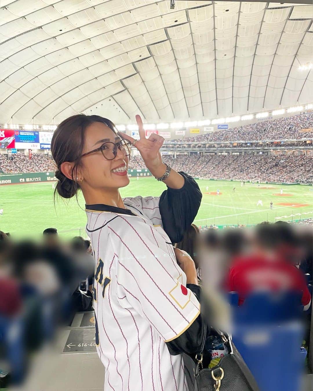 坪井ミサトのインスタグラム：「準決勝進出⚾️🔥  大谷選手の気迫のピッチング、 勝ちにこだわる気持ちのバント、 岡本選手の3ランHR！ みんなが嬉しい 村上選手のタイムリー！  球場の雰囲気も声援も最高です🔥  またまた村上様のユニフォーム お借りして応援📣 @__yuki513 ありがとう♡  日本でもう見れなくなると思うと 寂しいですね🥲 WBCロス、、、  最後まで頑張れ侍JAPAN🇯🇵✨  #侍japan #wbc #baseball #野球 #mlb #mlbjapan #sport」