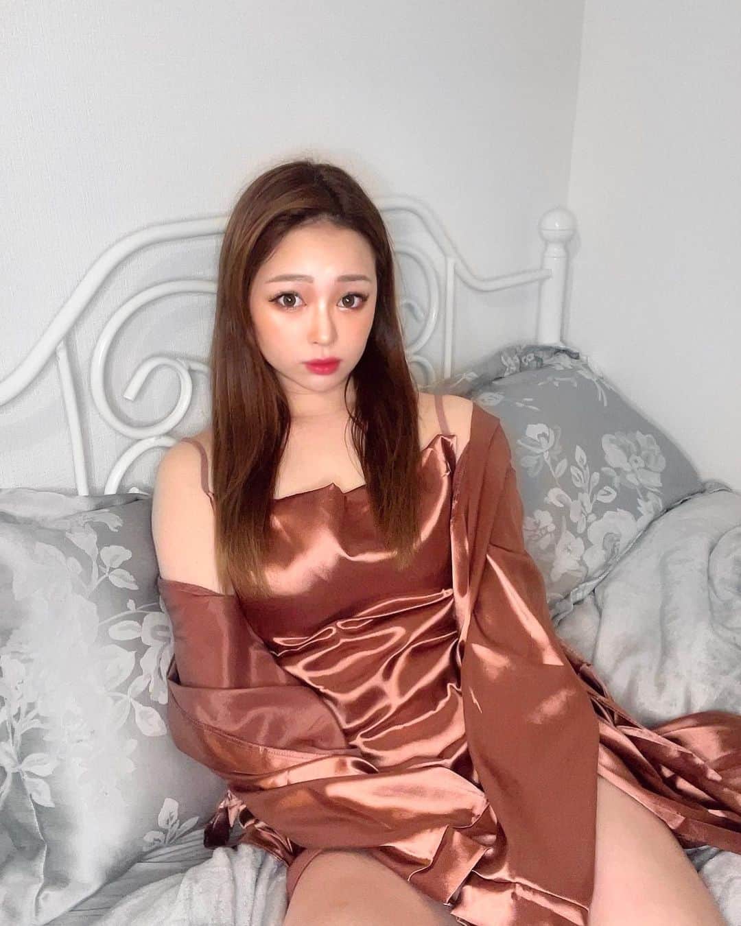 KEIのインスタグラム：「最近あんなにアクティブだった私が、 オフの日はひたすらお家でゆっくりしてます。笑  りほたんに髪の毛綺麗にしてもらって気分も上がって お化粧も眉毛の形も変えてみた🫶🌸  @riholog1001 いつもありがとう💕」