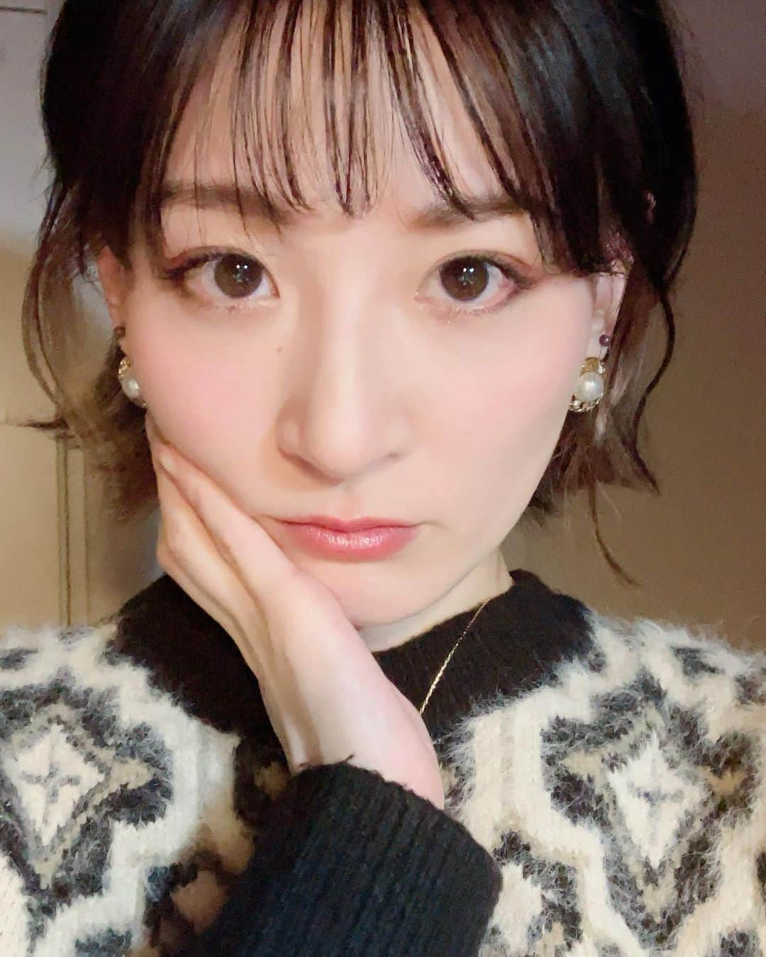 福田朱子のインスタグラム：「こんにちは、自撮りです。 . . このニット柄も暖かさもお気に入り🤍 . でももう暖かいからまた来年👋✨ . . 桜が咲き始めているようですね🌸 . なんだかいい感じのお天気で、いい感じの満開でお花見できた経験があまり記憶にないです🤔 . . あ、私の中でのお花見＝レジャーシート公園に敷いて、ランチするやつ、です。 . . 桜並木を歩いて満開の桜見れたー😍 . は、もちろん素敵だしやりたいし、やってるけど、 . . THEお花見🌸(福田的 . をやりたい😆 . . なので皆さんと一緒に！！ と毎年割と思うのだけど、 お天気という天然のものに対して臆病で、優柔不断な私は、お花見ではなく、 . . 苺を食べる会を開催することにしました🍓 . .  🍓朱子会2023年3月🍓 〜春なので、苺争奪戦！〜  3/25(土)14:30〜@新宿  ymn.tokyo/akane-325/ . お申込みの際、ご希望のドリンクをお伺いする欄があります🍺😆 . . お待ちしてます🤍 . #ニット #knit #総柄ニット #お気に入り #自撮り #🍓 #お花見したい #苺争奪戦 #苺狩りに行きたい」