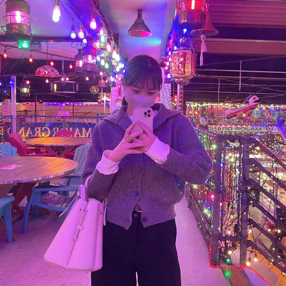 前田亜美のインスタグラム：「. . . 私服𓅿𓅿𓅿𓈒 𓂂𓏸. . シンプルに合わせることが多いです。. . 最近、お勉強用にテキストやパソコン持ち歩くのでバッグは大きめか2個持ち५✍📖´-. . . これは普段持ち歩いてる👜 .  ニットとかカーディガン1枚でお出かけできるの幸せすぎ🌈💞. . . 🎪🎡🎢🎠🎪. . . #ami私服」