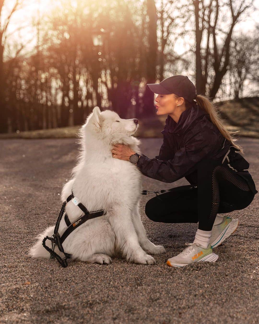 Caroline Berg Eriksenのインスタグラム：「Reklame @official_lildog 🐻‍❄️🐾 Dette lille redskapet er perfekt for deg med en aktiv hund 🏃🏼‍♀️ Den tracker hvor hunden din er i sanntid, men du kan også se hvor den har vært og hvor mange skritt den har tatt i løpet av dagen 😍 @official_lildog er også helt nydelig å ha dersom du skulle oppleve at hunden din stikker av eller sliter seg - på den måten vet du akkurat hvor den befinner seg 😄👏🏻 Vi har hatt bruk for dette selv, ettersom vi har en inngangsdør som ofte er mer åpen enn lukket på grunn av små barn som løper inn og ut 😅 Derfor synes jeg denne lille saken er helt genial 😄👏🏻🫶🏻」