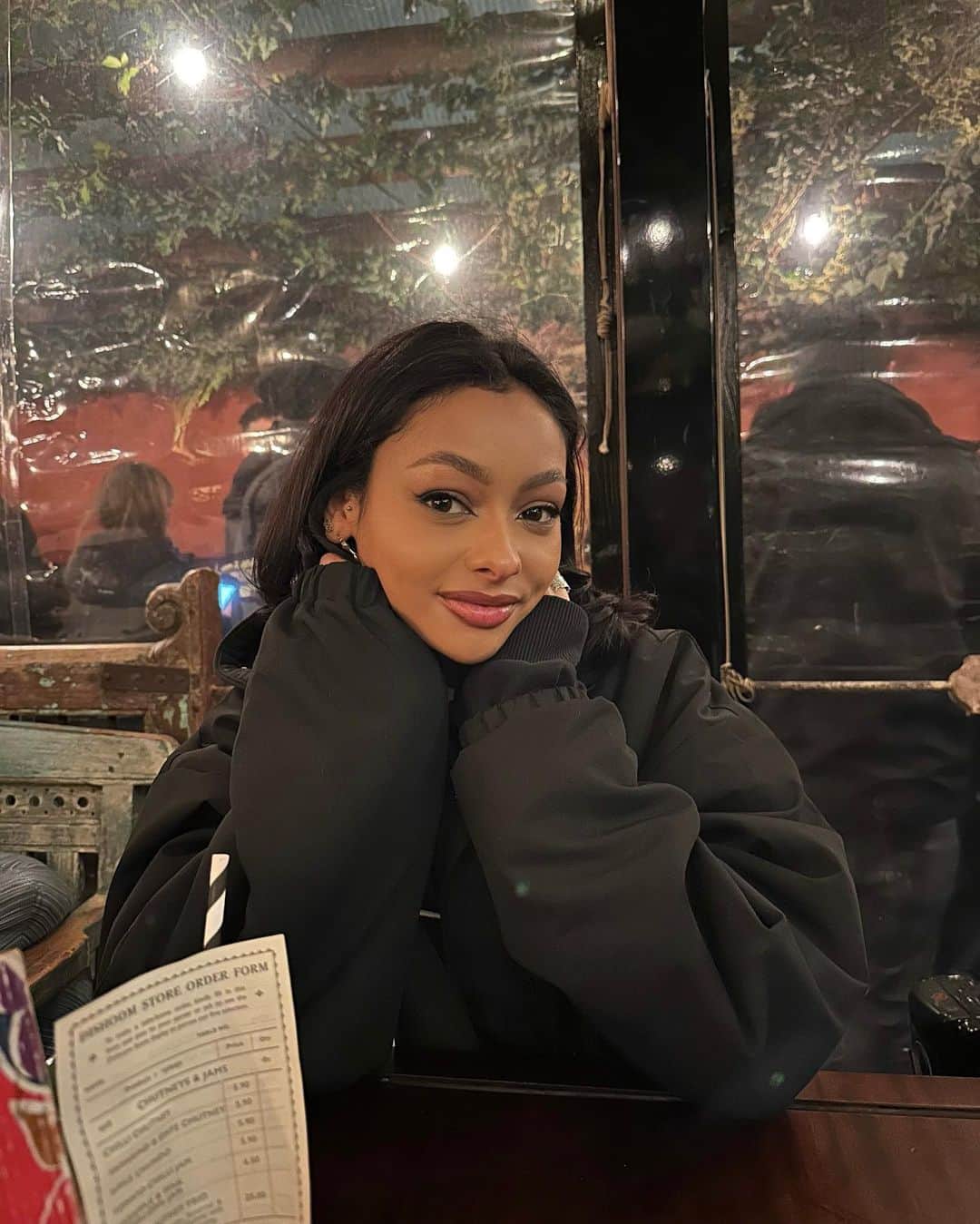 ジェイデ・ピアスのインスタグラム：「Uploaded another vlog on YouTube yesterday! Link in my bio. Thank you for the love so far 🫶🏽」