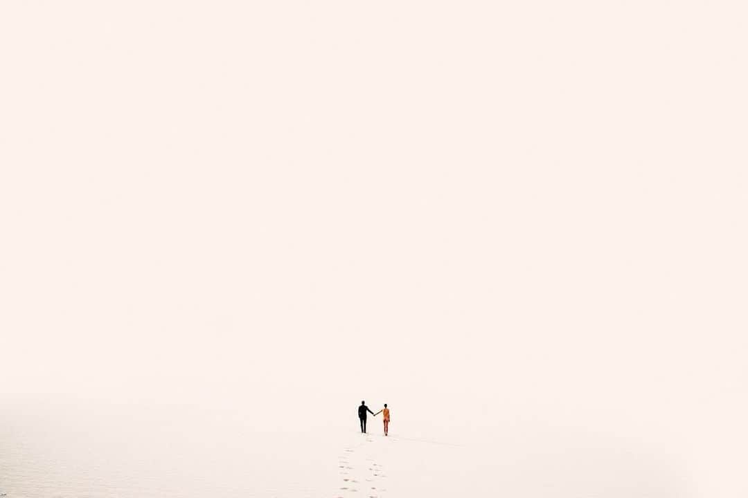 タイラー・シールズのインスタグラム：「Love doesn’t wait for you when it finds you take it and when it goes be glad you had it some people never get to experience it. Have you ever been in love?」