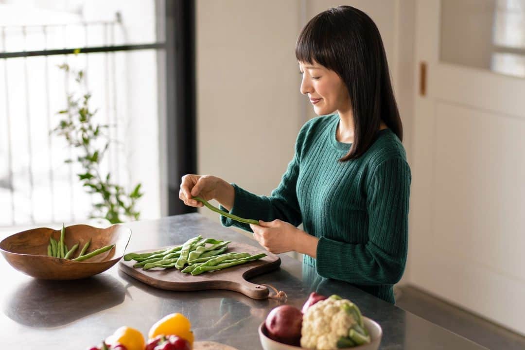 近藤麻理恵のインスタグラム：「With three young kids and a busy schedule, finding time to cook and eat together can be challenging...but it's always rewarding! What's your favorite way to spend time with your family?」