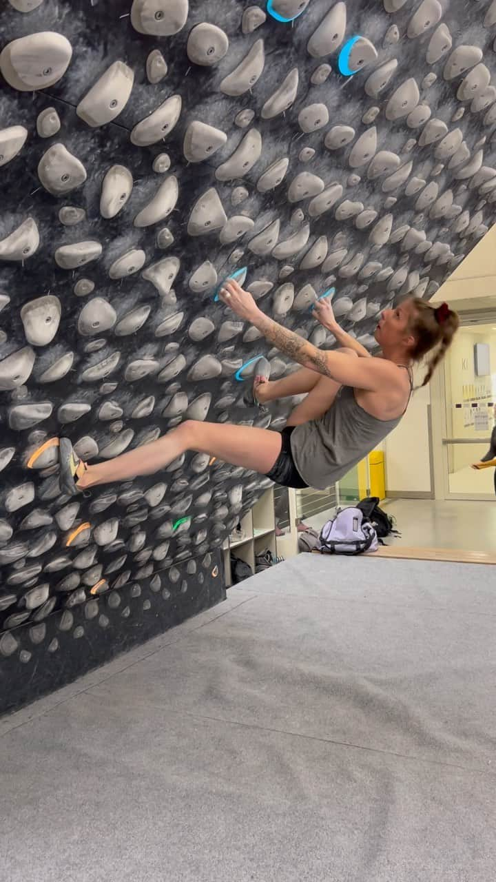 カロリーネ・ジンフーバーのインスタグラム：「🥔 on the wall with good company on the mats 🔥shape is slowly getting better, skin too 🤌🏻 finger feeling OKish ☝🏻 Boulder: Pinch Feet on 45 degrees Behind the cam: @ericwayn 🫠  @frictionlabs @scarpa_at @belmezattitude @organicclimbing @natureclimbing   #kilterboard @kilterboard #climbing #klettern #comeback #bouldern #bouldering #girlswhoclimb #climbgirls #climbing_is_my_passion @kletterzentruminnsbruck」