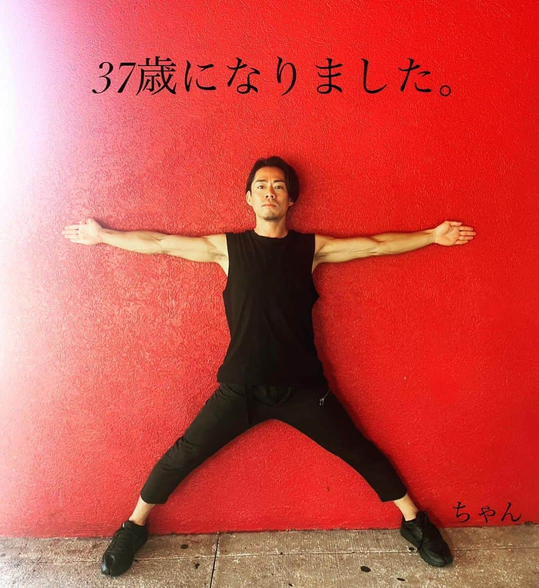 高橋大輔さんのインスタグラム写真 - (高橋大輔Instagram)「37歳になりました。  この数字の響きに自分でもビックリ。 年齢にメンタルがついていけてないですが、40歳までに追いつくように日々精進してまいります。 今後ともよろしくお願い致します。  まずは 世界選手権ベストを尽くします！  #高橋大輔 #アラフォー」3月17日 4時03分 - d1sk_t