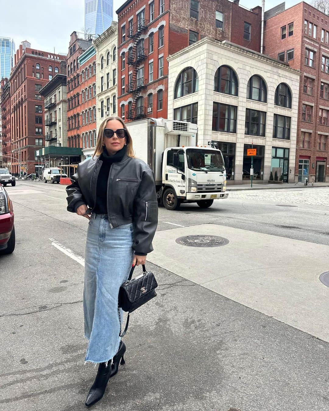 Helena Glazer Hodneのインスタグラム：「Spring things I'm very into at the moment: longer denim skirts and bomber jackets.」
