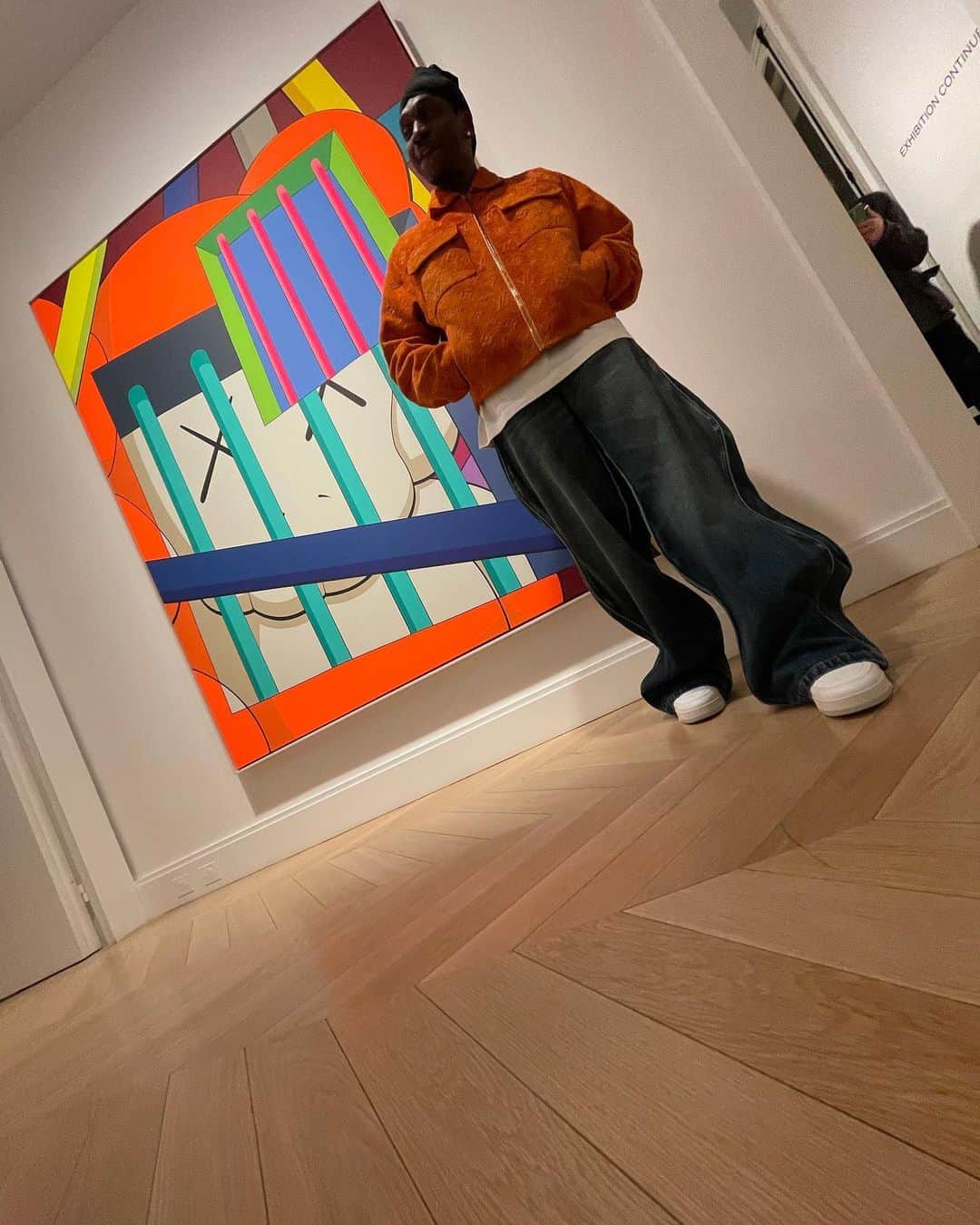 プシャ・Tのインスタグラム：「PARIS FRANCE  @skarstedtgallery   @kaws “Time Off”  Congrats family…🙏🏿」