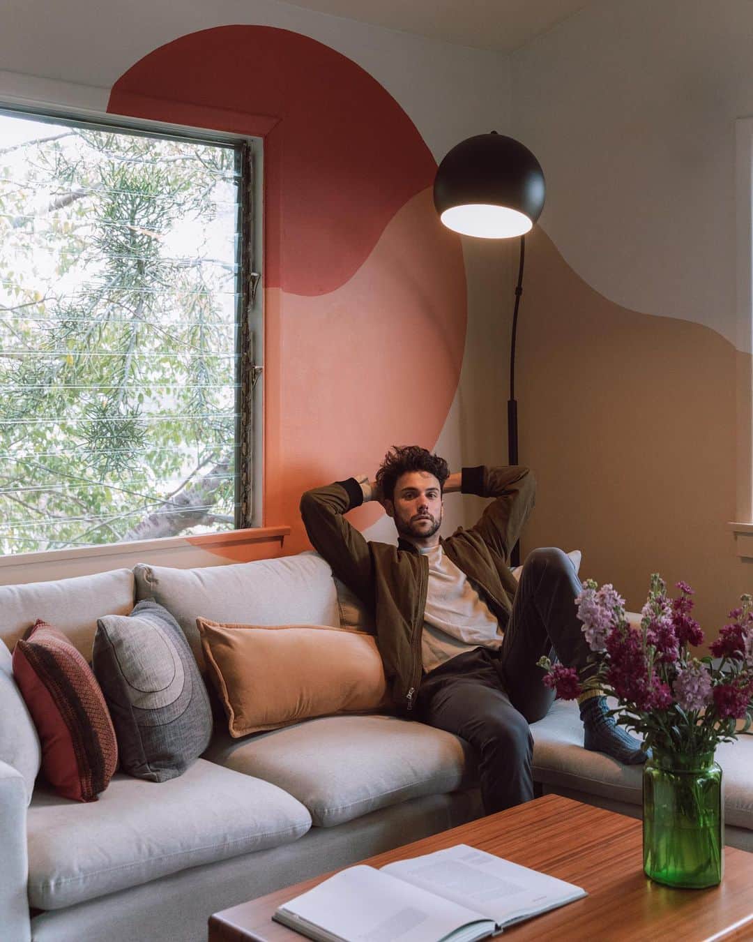 ジャック・ファライーのインスタグラム：「Lounging in this overcast weather.   📸 @mksadler  Interior design @laurelline」