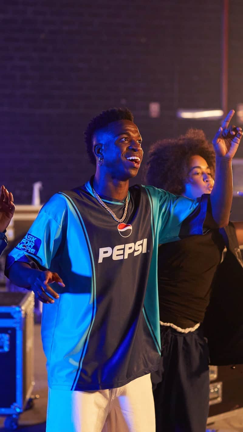 ヴィニシウス・ジュニオールのインスタグラム：「Baila como eu bailo? Mande o seu vídeo pro #PepsiKickOffShow challenge e você pode participar da final da Champions League com @burnaboygram + outra atração sensacional. #UCL #BailaVini @leahwilliamsonn @championsleague  Prazo: 03/04/23 as 13h00. Válido para maiores de 18 anos residentes dos países participantes. Veja as condições em @PepsiGlobal #Ad  ///  Think you can dance like me? Go to TikTok and submit your video via #PepsiKickOffShow for a chance to feature alongside @burnaboygram + another fantastic headliner at this year's UEFA Champions League Final. #UCL #BailaVini @leahwilliamson @championsleague  18+ only. Enter by 13:00 GMT, 03/04/23. T&Cs apply, open to residents of specific countries only. Head to @PepsiGlobal for full T&C #Ad」