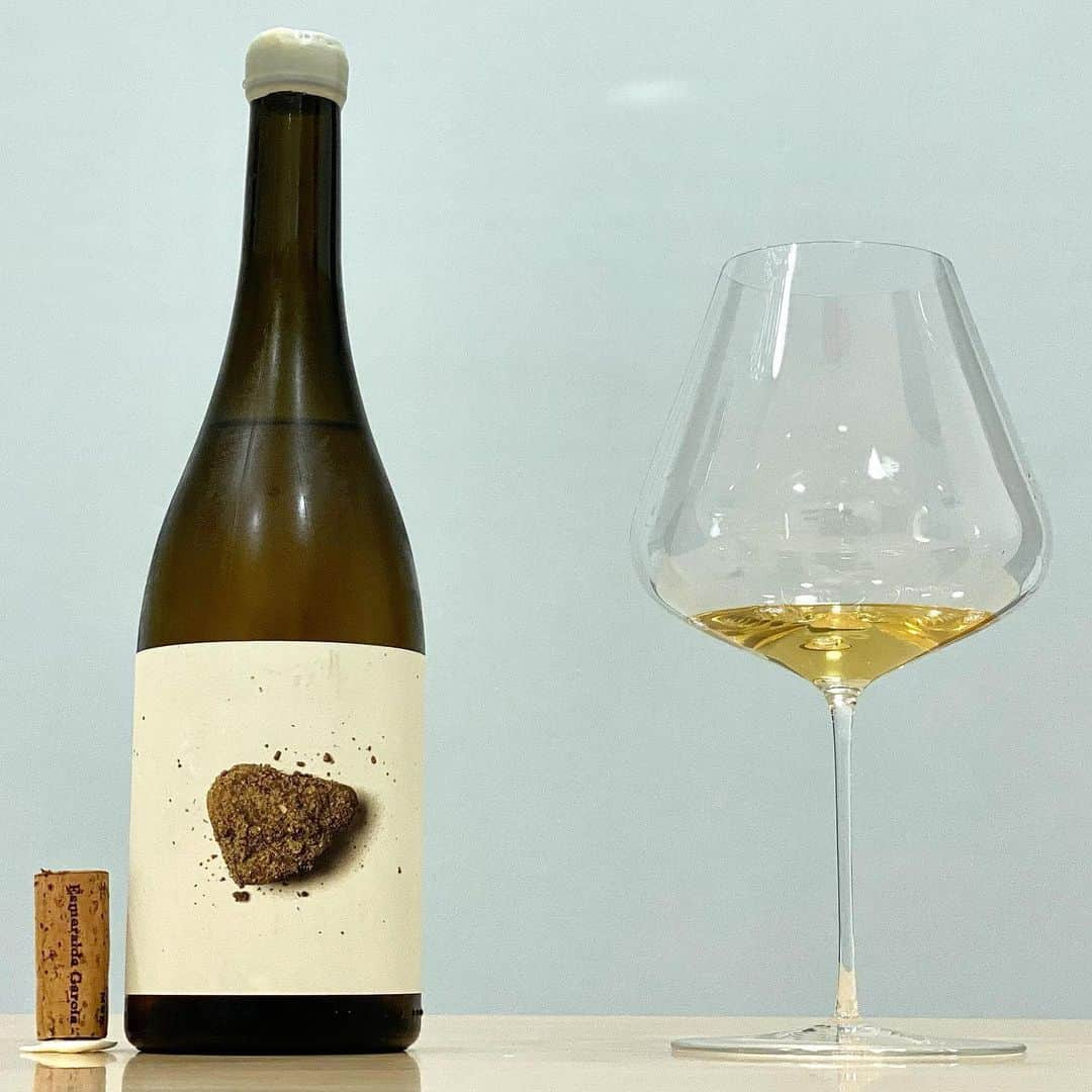 エンリケ・ソラ・クレメンテのインスタグラム：「El vino de esta noche es Arenas de Santyuste Paraje Vallejo 2019 de Esmeralda García. Verdejo de viñedos de entre 130-180 años, prefiloxéricos, y están plantados en pie franco sobre suelos calizos y arenosos con abundante canto rodado situados entre los propios edificios del municipio de Santiuste de San Juan Bautista a 800 metros de altitud. Fermenta y se cría en tinajas de barro durante 6 meses sobre sus lías. Vibrante, voluminoso, puro y largo. Degustado en Zalto Denk’Art Burgundy Glass. Esmeralda García viene de una familia asentada en Santiuste de San Juan Bautista en la provincia de Segovia, un pequeño municipio donde Esmeralda pudo crear vínculos emocionales con este paisaje de suelos arenosos y viñas centenarias desde bien niña. Tras finalizar sus estudios y trabajar con varias bodegas de la zona vuelve a sus raíces para elaborar vinos honestos, sinceros, y con la misma desnudez y libertad con la que corría por sus campos durante la niñez, formando parte del ecléctico paisaje que la vio nacer, y con la humildad y responsabilidad que le confiere ser consciente del breve paso de tiempo que supondrá su trabajo dentro del patrimonio histórico de las bicentenarias cepas de Santiuste. Su filosofía es poco intervencionista, elaborando vinos naturales con el uso en parte de tinajas, sin clarificar ni filtrar y sin el uso de sulfuroso, dejando que las viñas se expresen en cada botella.  ———————————————  #wine #winelover #winetasting #winetime #winery #winestagram #redwine #wineoclock #foodandwine #instawine #winelife #wineporn #whitewine #winenight #champagne #winenot #winetour #sommelier #vin #🍷 #vino #vinho #wein #cheers #vineyard #esmeraldagarcia #verdejodesegovia #verdejo #zalto #zaltify」