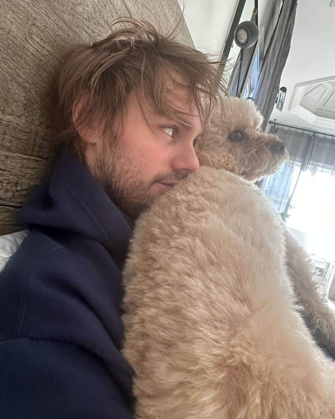 マイケル・クリフォードさんのインスタグラム写真 - (マイケル・クリフォードInstagram)「good morning from me and my oversized parrot」3月17日 5時07分 - michaelclifford